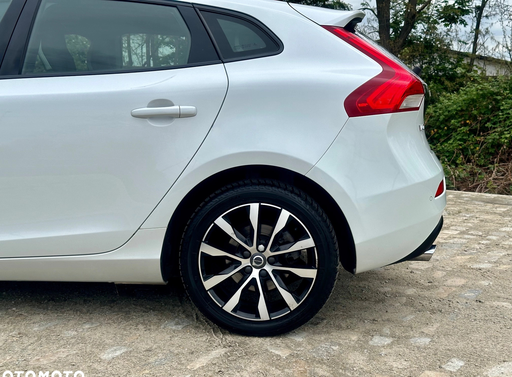 Volvo V40 cena 57800 przebieg: 230000, rok produkcji 2018 z Wrocław małe 781